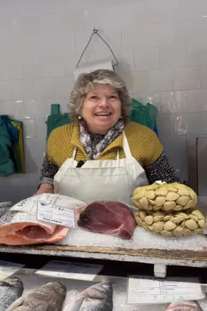 Lágrimas e abraços marcam despedida de Bininha do Mercado do Bolhão ao fim de 65 anos